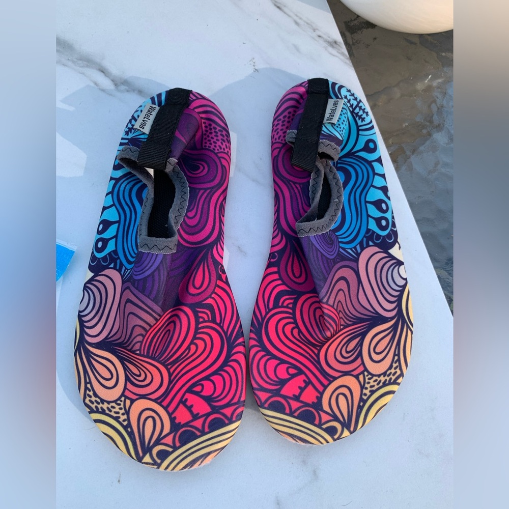 Watelves water shoes size 6/7. new